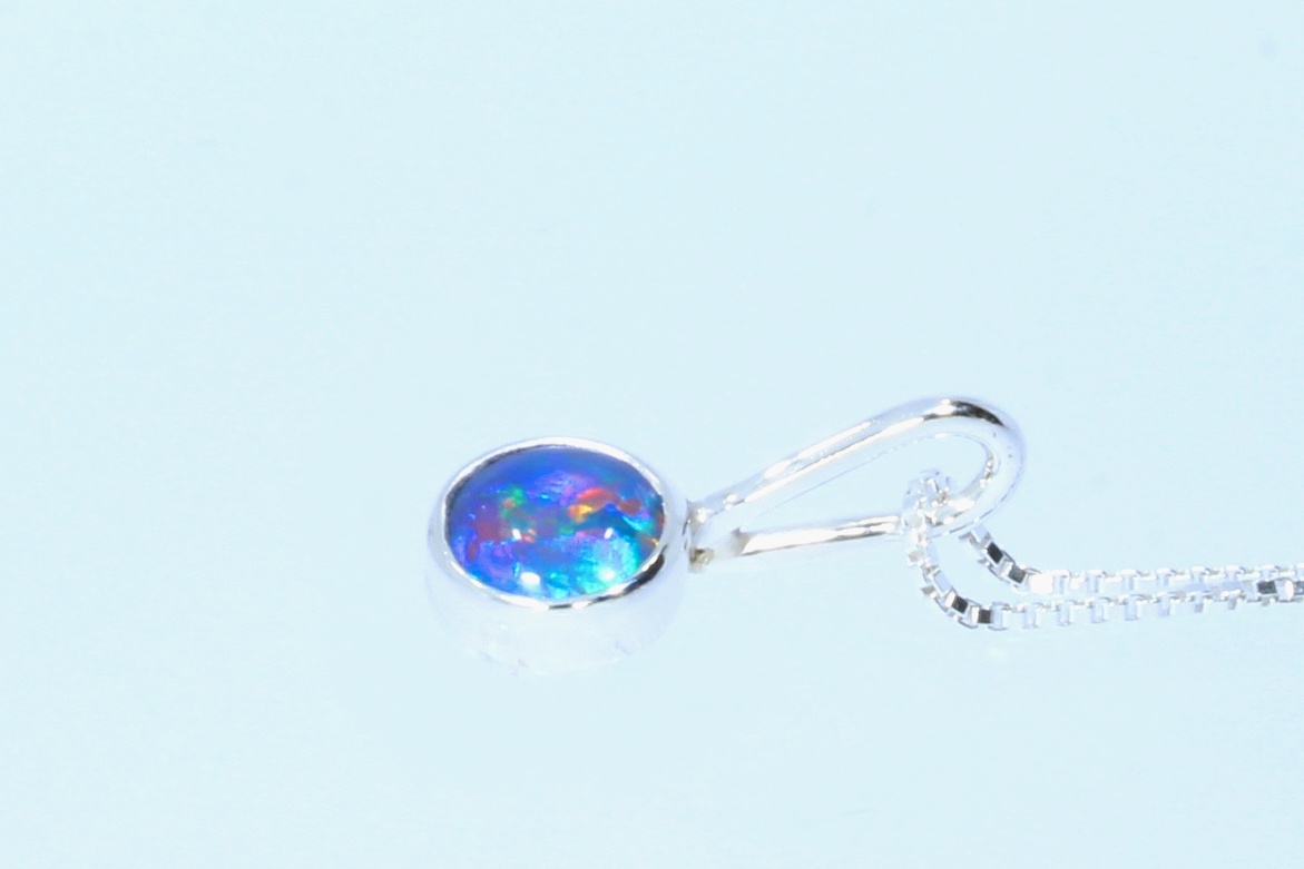 Opal anheng nr 10. (8 mm opal)