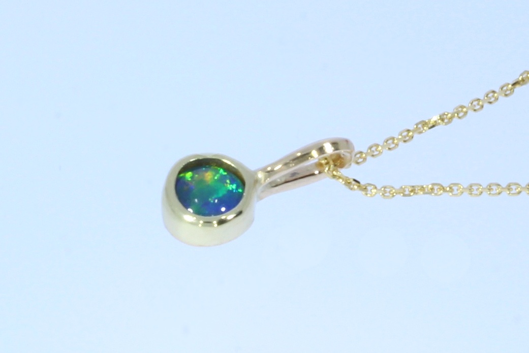Gull opal anheng nr 4. (6 mm opal)